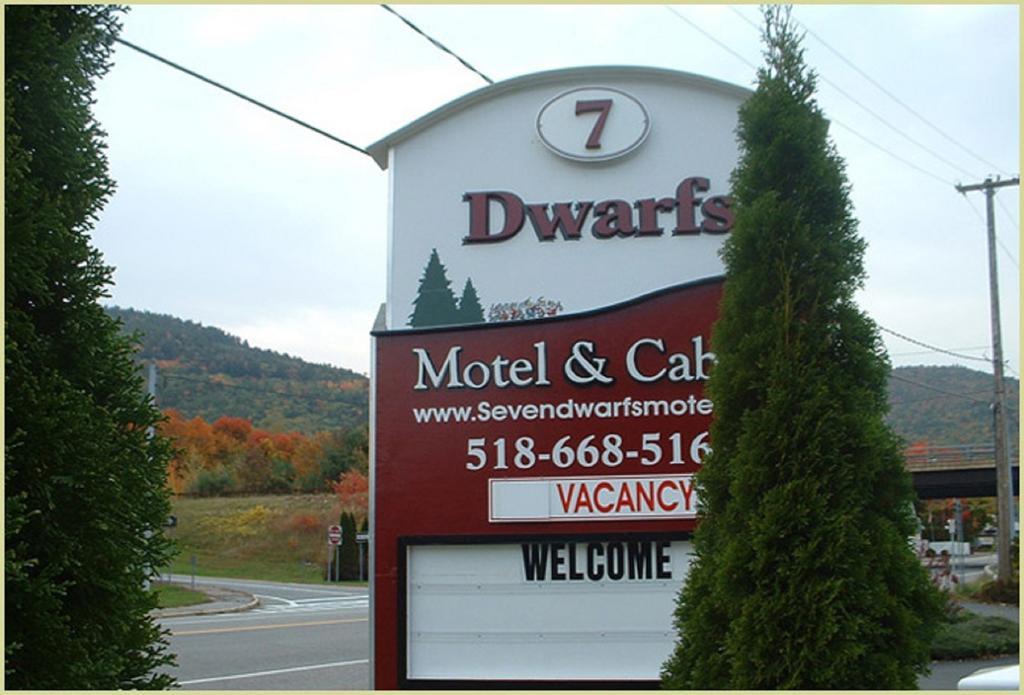 Seven Dwarfs Cabins - White Cabin Lake George Luaran gambar